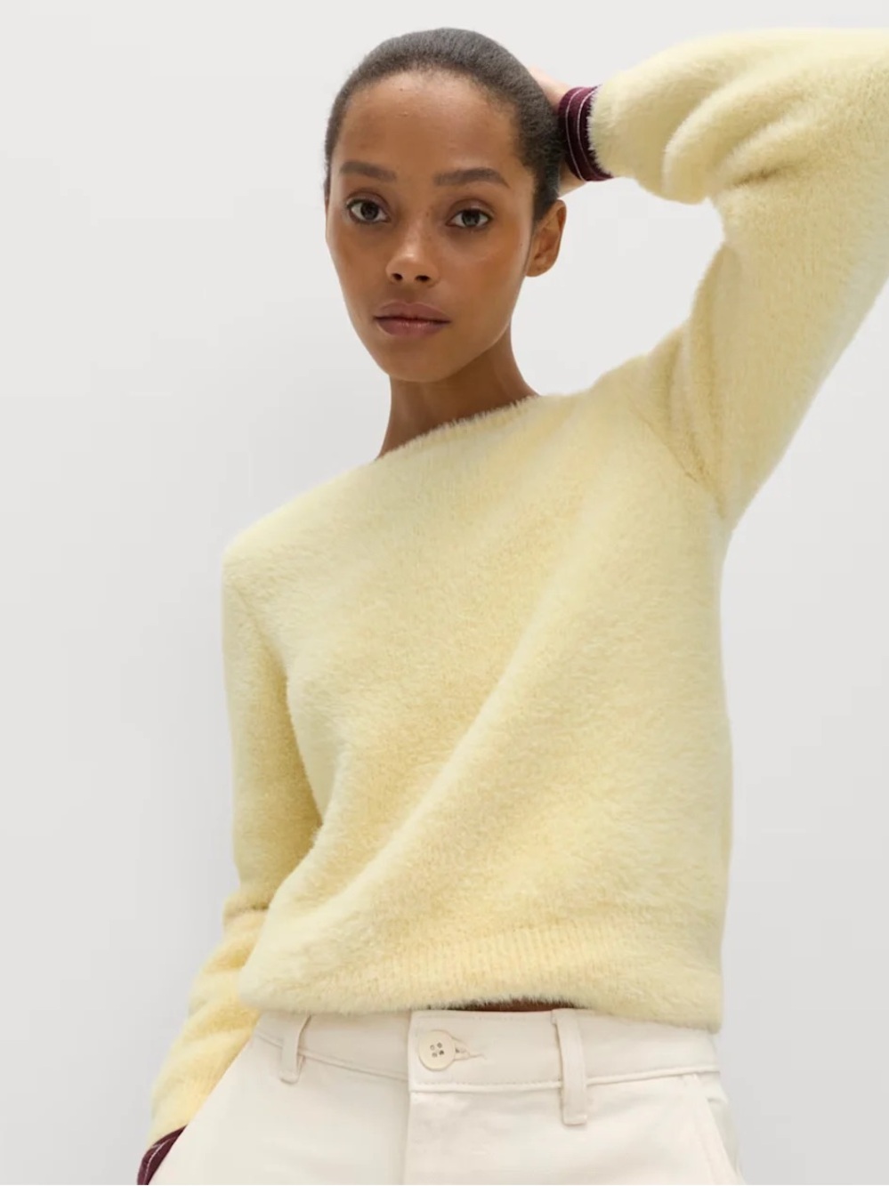 Soft Knit Crewneck Sweater in Pale Yellow from Simon’s SIZE L